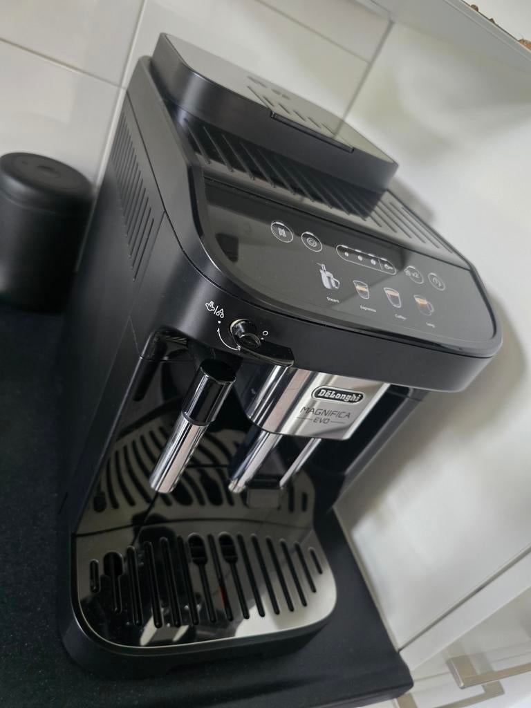 DeLonghi Magn. EVO Koffiemachine touchscr. + 7 mnd Garantie, Ophalen of Verzenden, Zo goed als nieuw, Koffiemachine, Stoompijpje