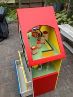 Groot houten poppenhuis met meubels en lades, Ophalen of Verzenden, Gebruikt, Poppenhuis