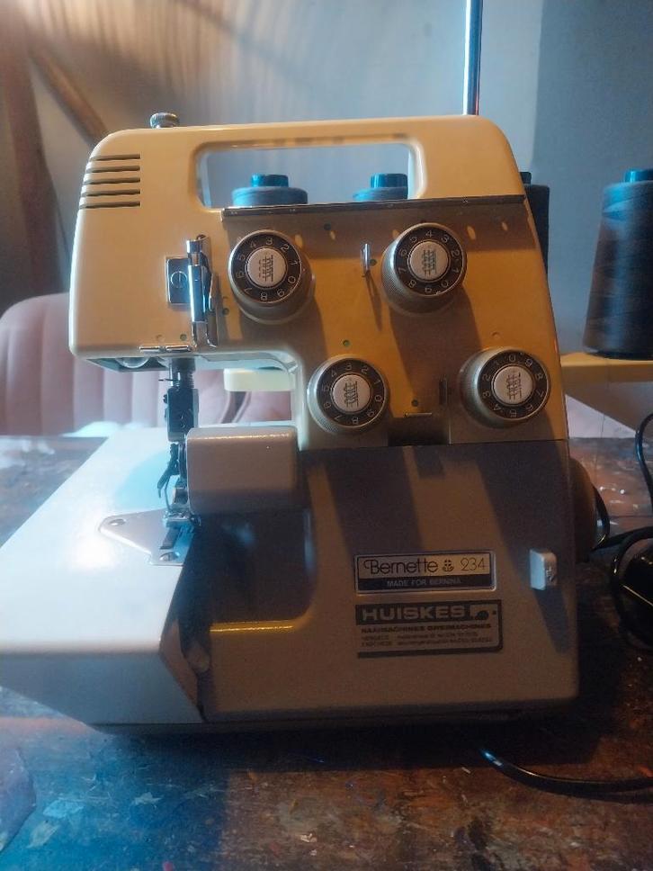 Perfect werkende Bernette Lockmachine, Hobby en Vrije tijd, Naaimachines en Toebehoren, Gebruikt, Lockmachine, Overige merken