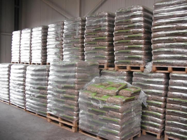 Houtpellets € 7,= per zak van 15 kg (66 zakken voor € 450,=), Tuin en Terras, Haardhout, 6 m³ of meer, Ophalen