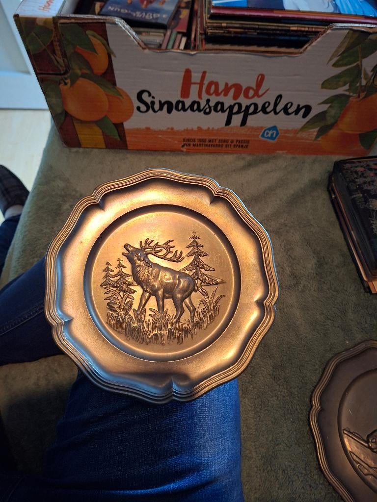 Vintage Duitse hangplaat van tin met reliëf van een hert, Antiek en Kunst, Antiek | Tin, Ophalen