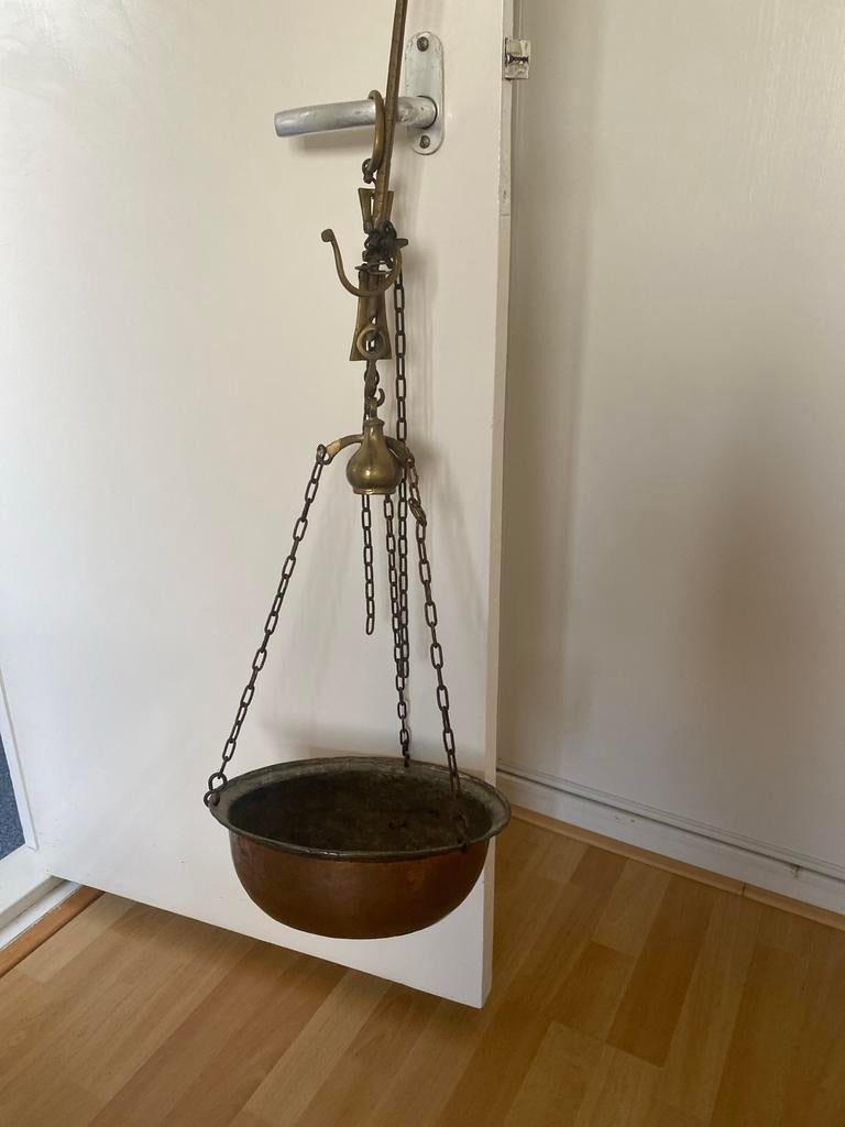 Koperen hangende schaal met kettingen, Ophalen