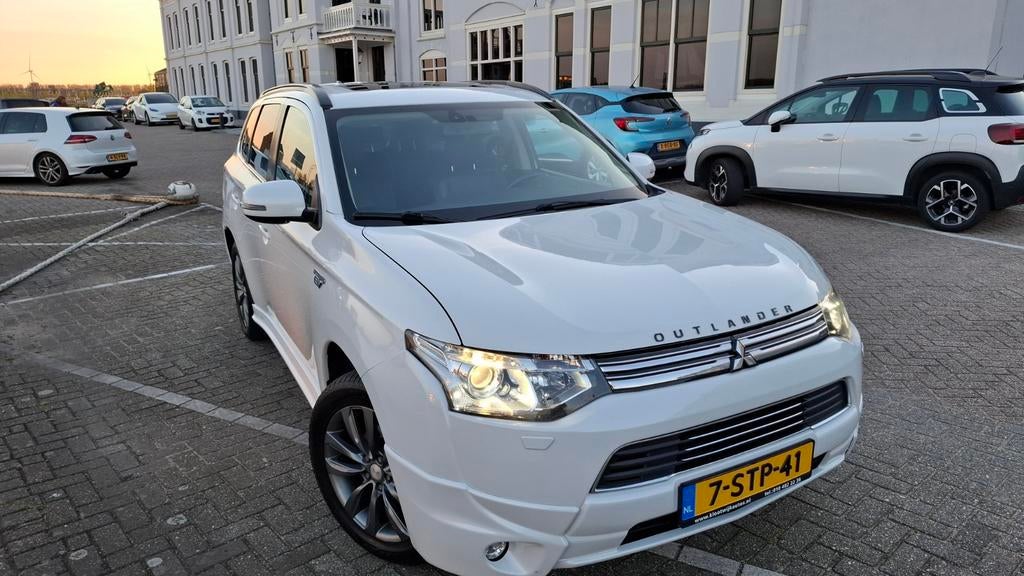 Mitsubishi Outlander 2.0 instyle met schuifkanteldak., Auto's, Mitsubishi, 1998 cc, Outlander, Zwart, 4 cilinders
