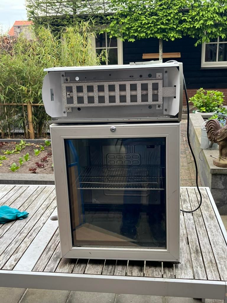 Redbull koelkastje ideaal voor inbouw., Ophalen, Minder dan 85 cm, Minder dan 60 cm, Zo goed als nieuw