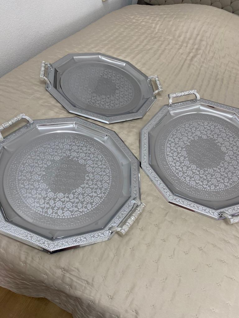 zilverkleurige dienbladen met handvatten, Huis en Inrichting, Ophalen of Verzenden, Zo goed als nieuw, Overige vormen, Metaal