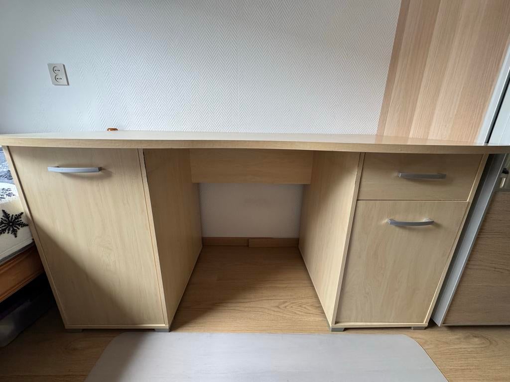 Praktisch Bureau met Opbergruimte  + gratis buraustoel, Huis en Inrichting, Bureaus, Ophalen of Verzenden, Gebruikt
