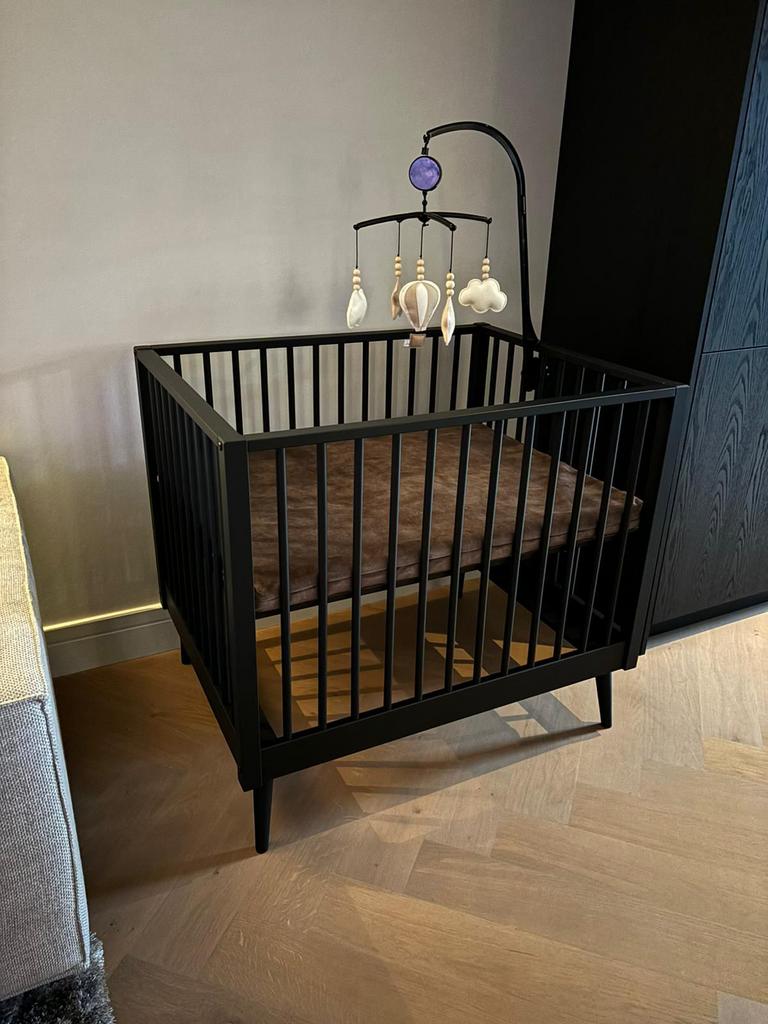 Europe Baby Evy Box Mat zwart met matras, Kinderen en Baby's, Boxen, Ophalen of Verzenden, Gebruikt, Rechthoekig, In hoogte verstelbaar