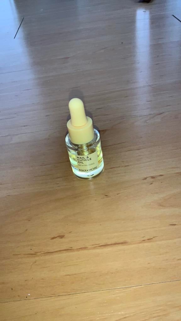Nail & cuticle oil, Ophalen, Gebruikt, Geel, Handen en Nagels