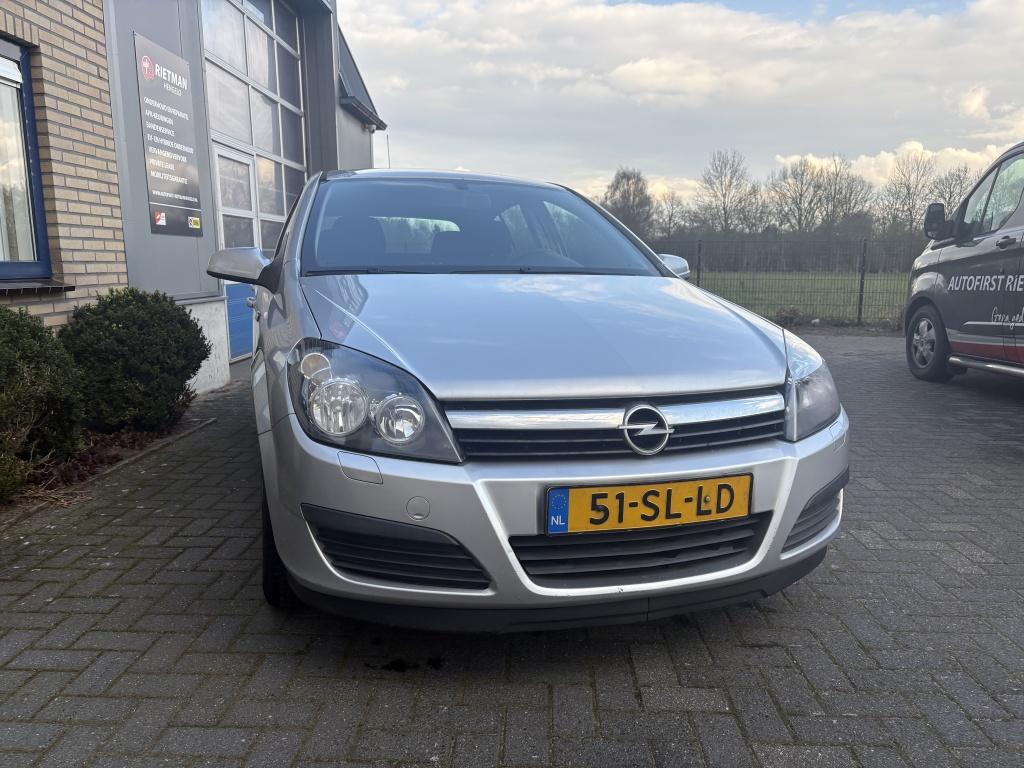 Opel Astra 1.6 Edition TREKHAAK-AIRCO - CRUISE-NIEUWE APK, Voorwielaandrijving, 15 km/l, Gebruikt, 4 cilinders