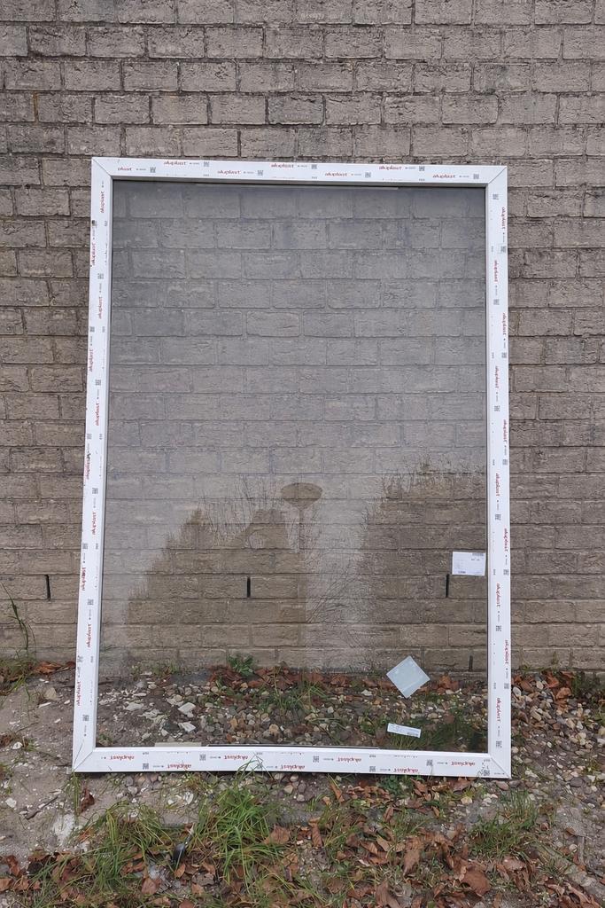 Kunststof kozijn met enkele glas snel ophalen !, Kunststof, Raamkozijn, Zo goed als nieuw, Ophalen