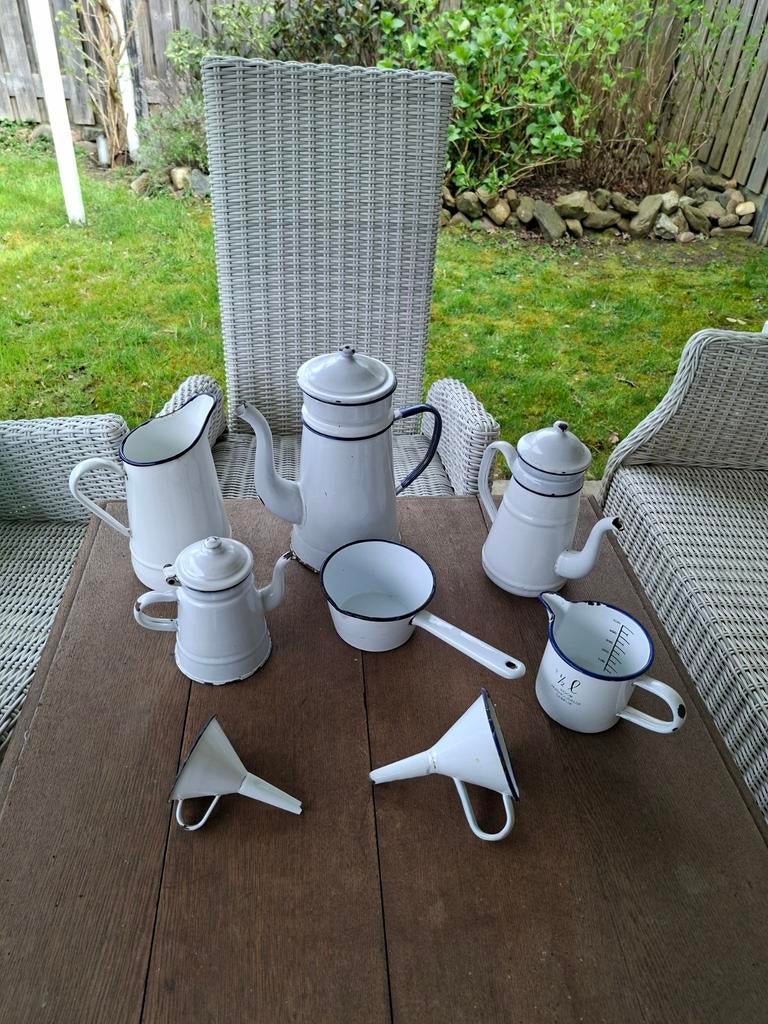 Brocante wit blauw emaille kannen met filter trechters enz, Ophalen of Verzenden