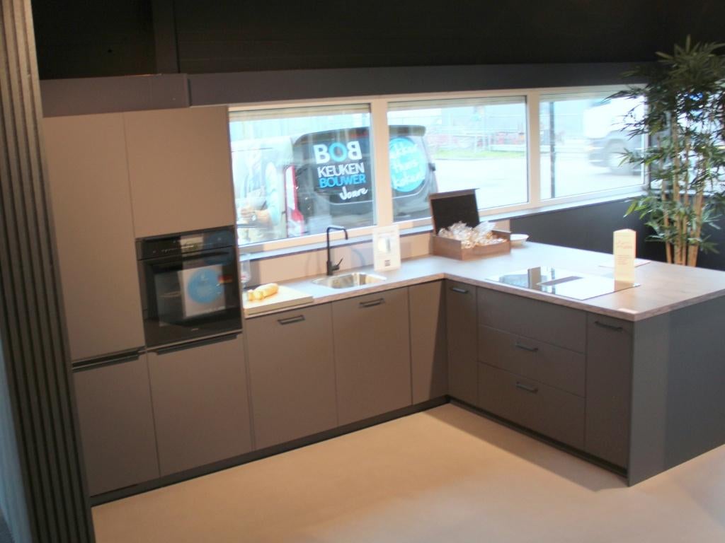 JO43 Moderne hoekkeuken met eiland en luxe afwerking, Ophalen, Zwart, Nobilia-Werke J. Stickling GmbH & Co. KG, Nieuw