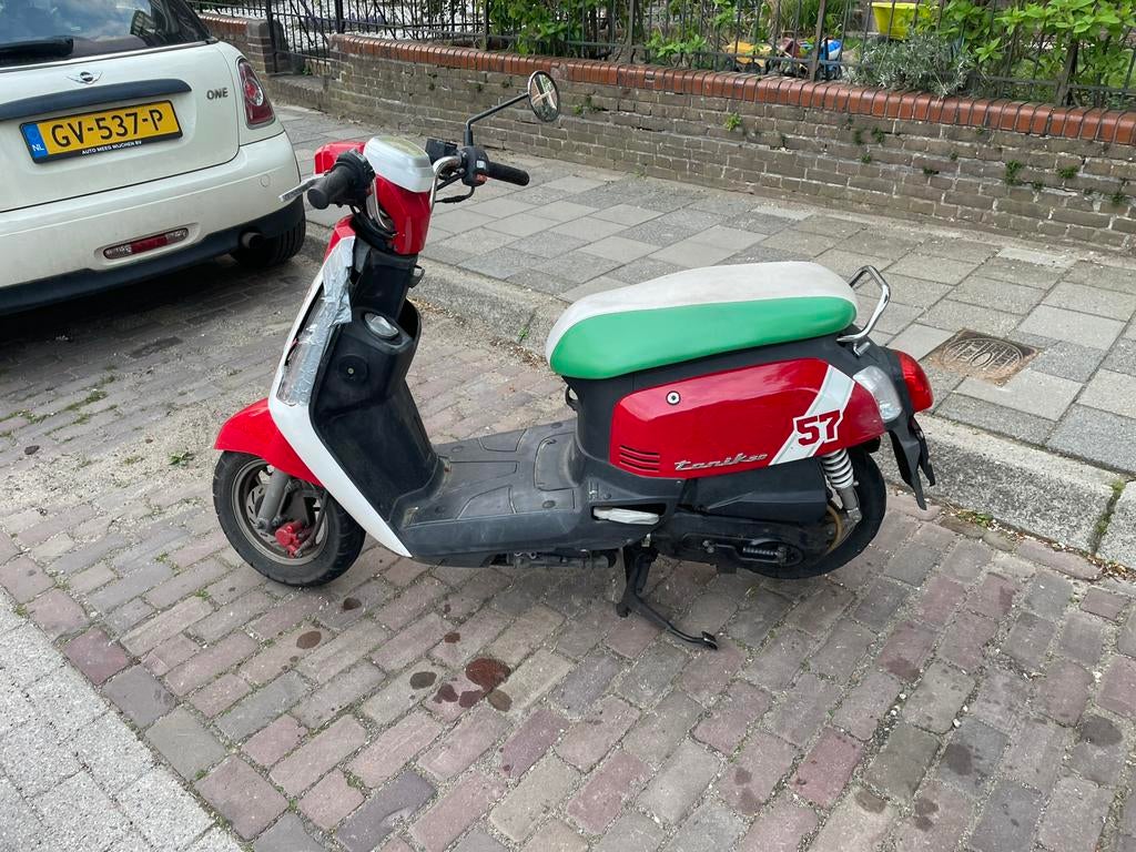 SYM Tonic scooter | rijdt goed | schade | goedkoop, Ophalen of Verzenden, Zo goed als nieuw, Benzine, Overige merken