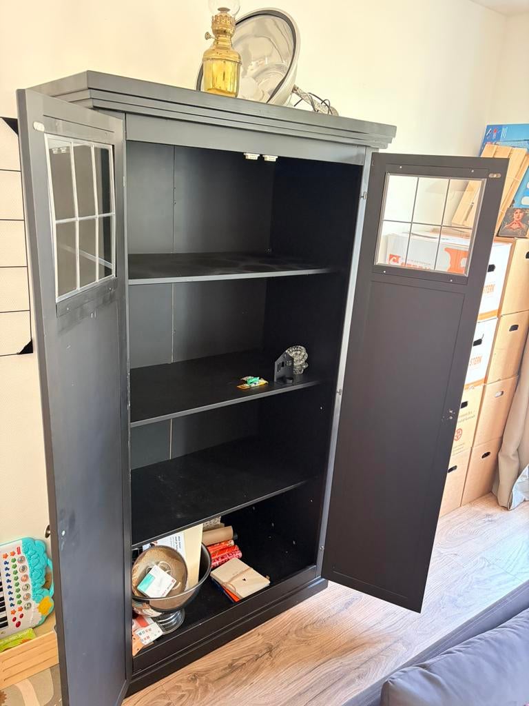 Zwarte kast met deuren, Huis en Inrichting, Kasten | Roldeurkasten en Archiefkasten, Ophalen, Gebruikt, 100 tot 150 cm, 25 tot 50 cm