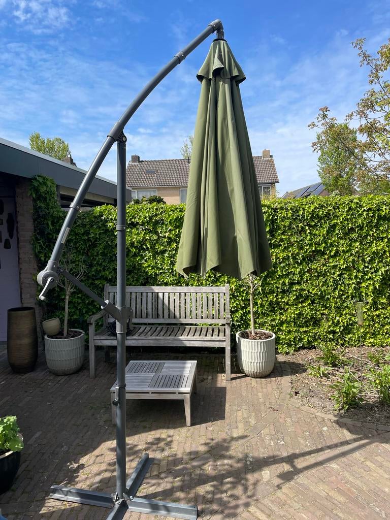 Zweefparasol groen - Kantelbaar en verstelbaar, Ophalen, Gebruikt, Kantelbaar, 2 tot 3 meter