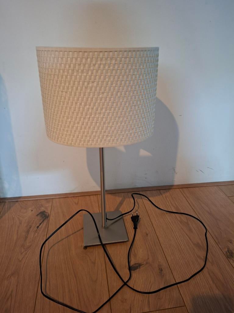 Gratis af te halen: IKEA lamp met kap, 60-80 cm hoog, Huis en Inrichting, Lampen | Tafellampen, Ophalen, Gebruikt, 75 cm of meer