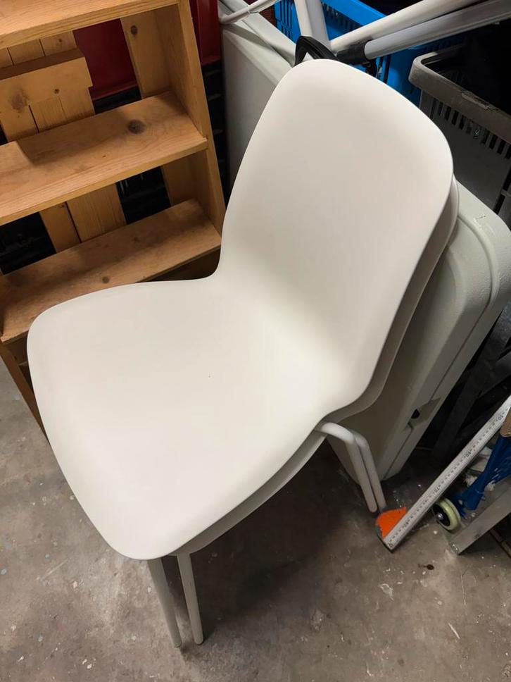 Twee witte IKEA LEIFARNE stoelen, Huis en Inrichting, Stoelen, Gebruikt, Twee, Kunststof, Wit, Ophalen