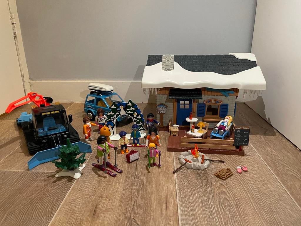 Playmobil ski huis met figuren en voertuigen, Ophalen, Gebruikt