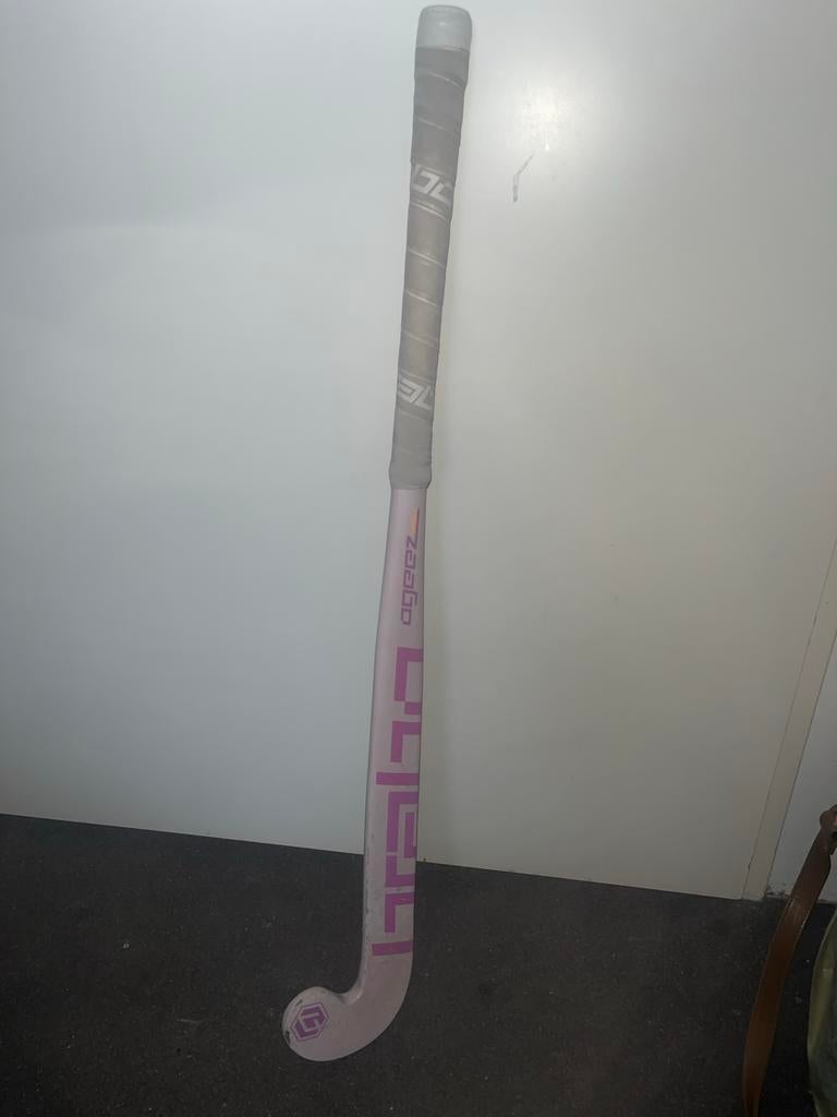 roze brabo hockeystick (moet snel weg), Sport en Fitness, Hockey, Ophalen, Gebruikt, Stick