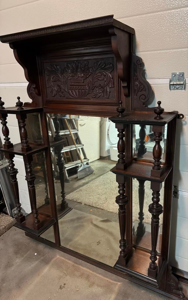 Antieke spiegel met houtsnijwerk en planken, Antiek en Kunst, Antiek | Spiegels, 100 tot 150 cm, 150 tot 200 cm, Rechthoekig, Ophalen