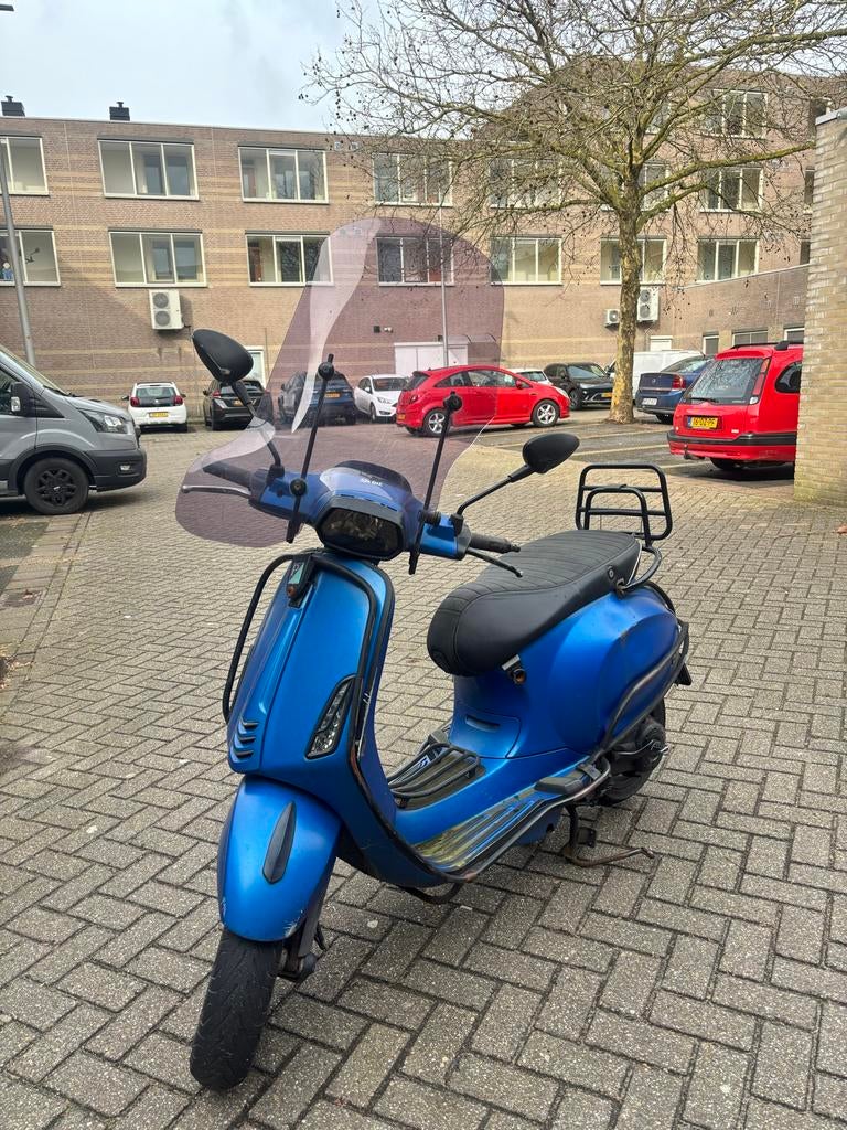 Vespa Sprint snorscooter (25 km/u) uit 2015 - Blauw, Fietsen en Brommers, Snorfietsen en Snorscooters, Ophalen, Gebruikt, Benzine