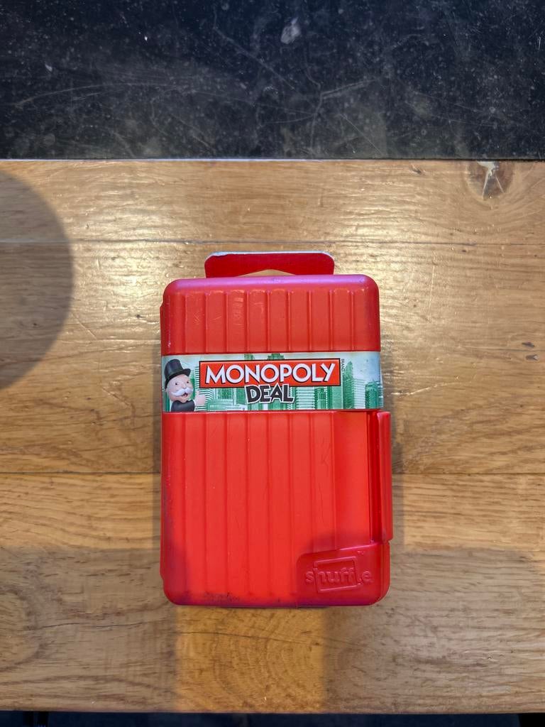 Monopoly Deal Shuffle kaartspel in handige reisverpakking, Drie of vier spelers, Ophalen of Verzenden, Zo goed als nieuw