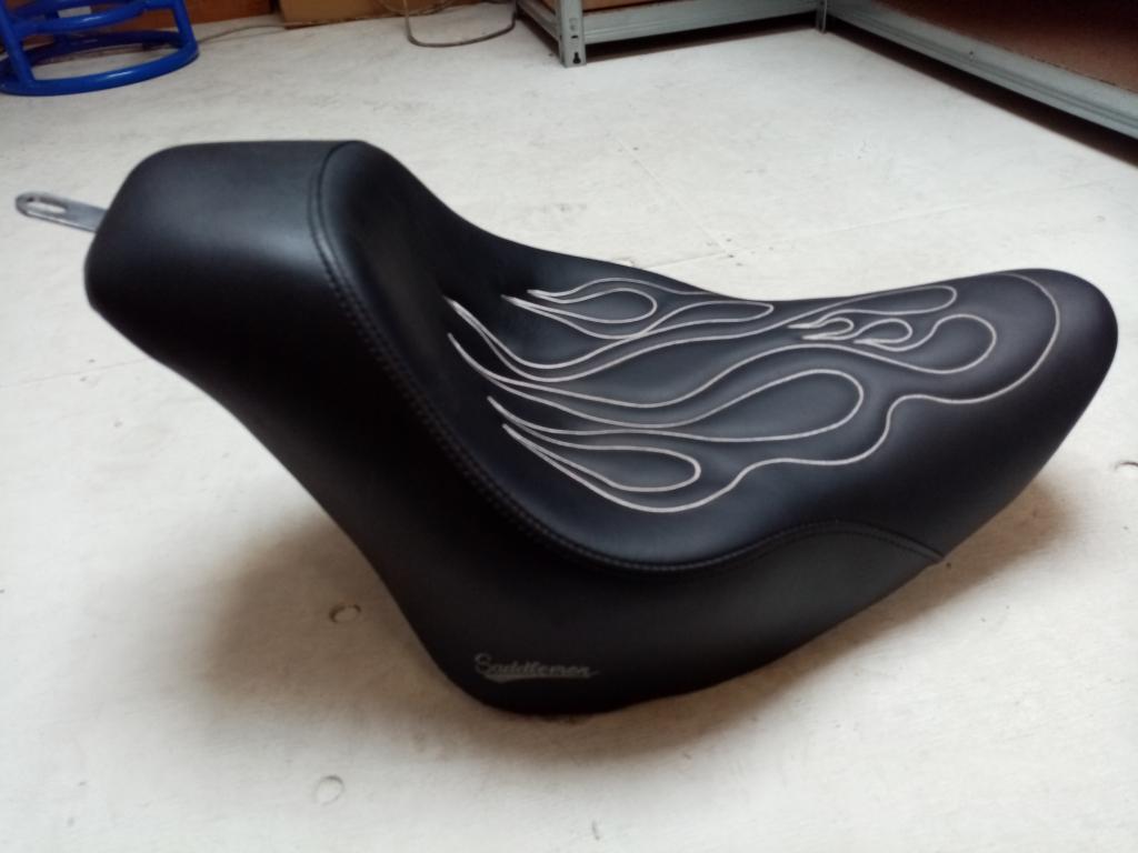 Saddlemen zadel Softail solo tattoo 06-17 FXST, 07-17 FLSTF, Niet ingevuld, Saddlemen, Niet ingevuld, Nieuw