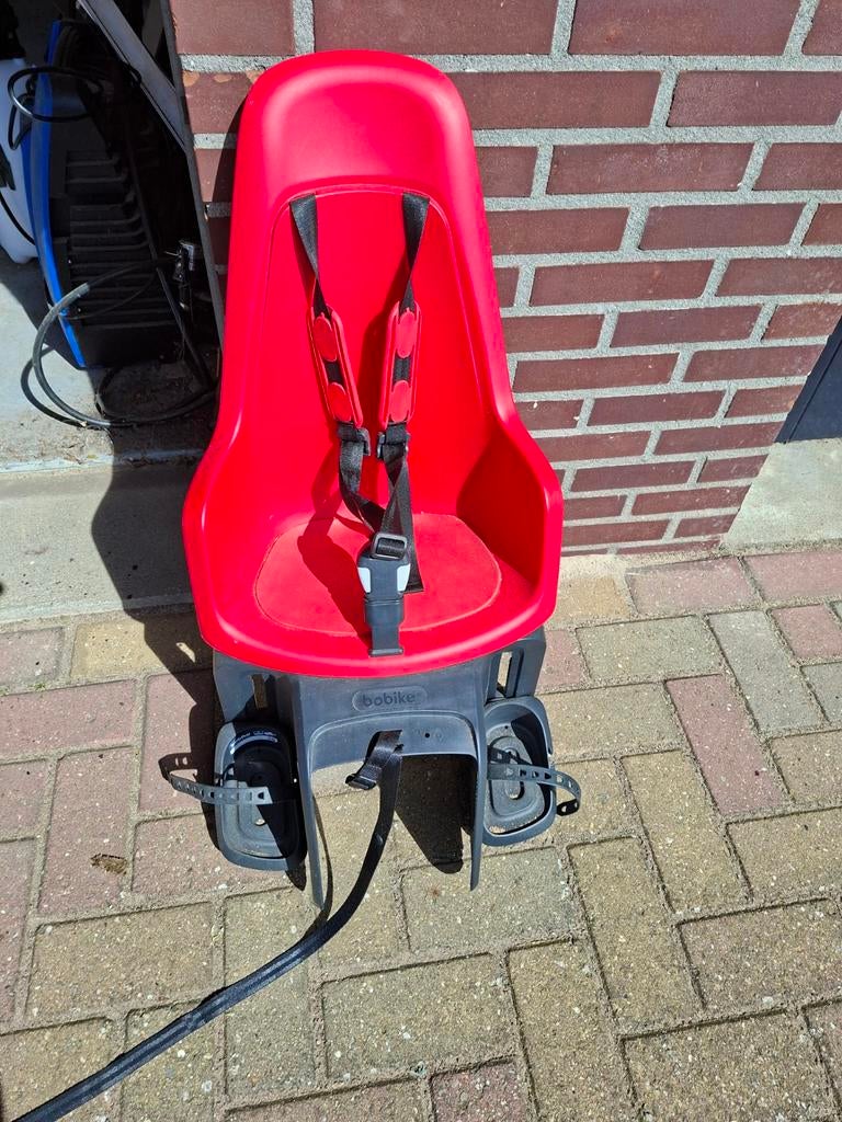 Bobike Kinderzitje Rood - Goed Zichtbaar & Zeer Goede Staat, Ophalen, Achterzitje, Voetsteuntjes, 9 t/m 18 kg