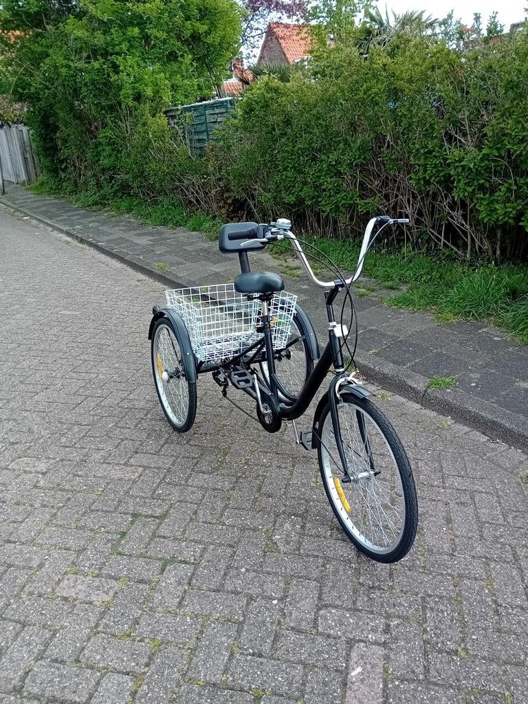 Zwarte driewieler met mand en rugleuning, Fietsen en Brommers, Fietsen | Driewielfietsen, Ophalen of Verzenden
