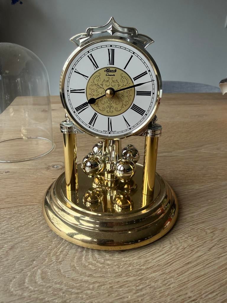 tafelklok met draaiende balletjes, Ophalen of Verzenden, Zo goed als nieuw, Analoog, Wekker of Tafelklok