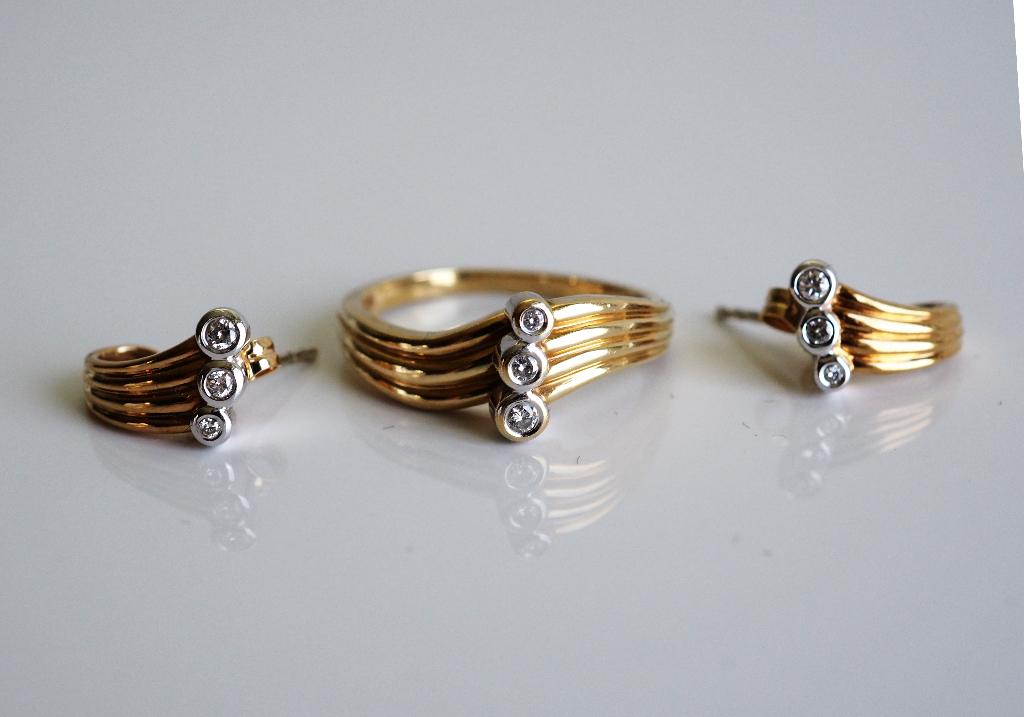 18 krt gouden set van ring met oorbellen met diamant, ., Ophalen of Verzenden, Zo goed als nieuw, Met edelsteen