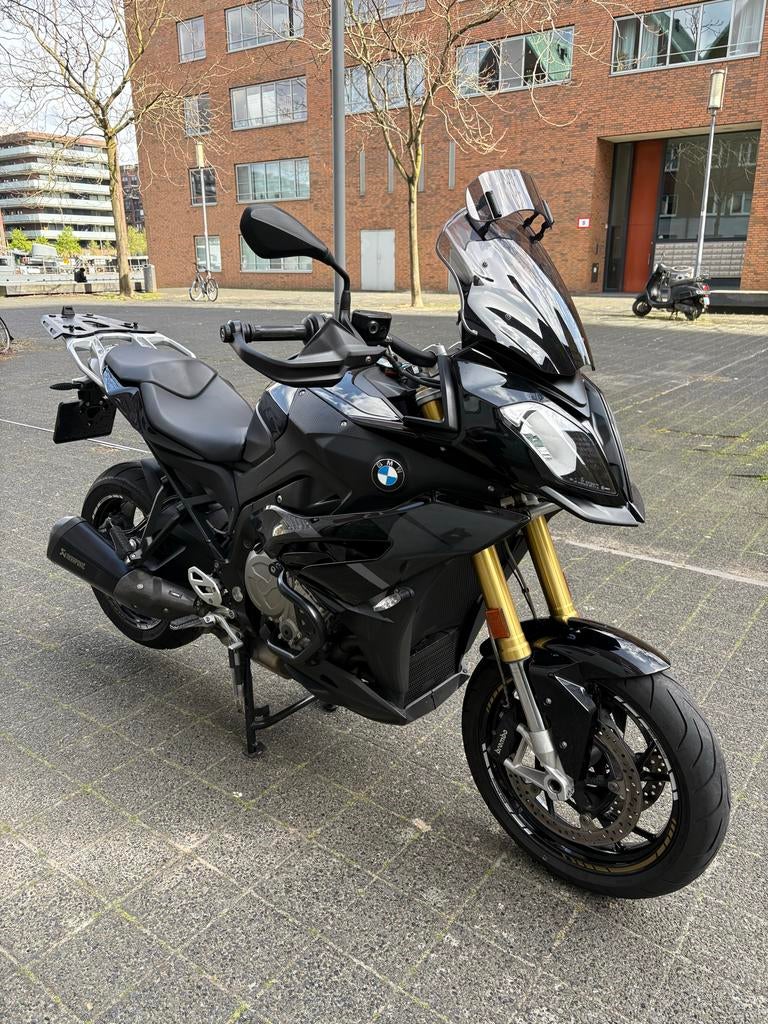 BMW S1000XR 2019 - Triple Black met Akrapovic Uitlaat, 4 cilinders, Motorrijbewijs A, Handvatverwarming, Gebruikt