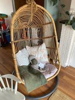 Rotan hangstoel met standaard, Huis en Inrichting, Ophalen, Bruin, Riet of Rotan, Zo goed als nieuw