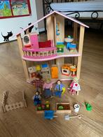Houten poppenhuis van Pintoy met poppetjes en accessoires, Ophalen, Zo goed als nieuw, Poppenhuis