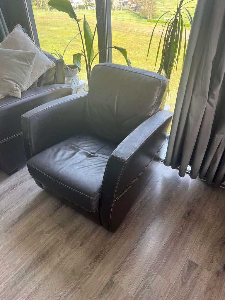 Gratis: Twee donker bruine leren fauteuils, Ophalen, Eenpersoons, 75 tot 100 cm, Zo goed als nieuw