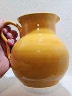 Vintage keramiek vaas kruik schenkkan kan okergeel geel gele, Ophalen of Verzenden