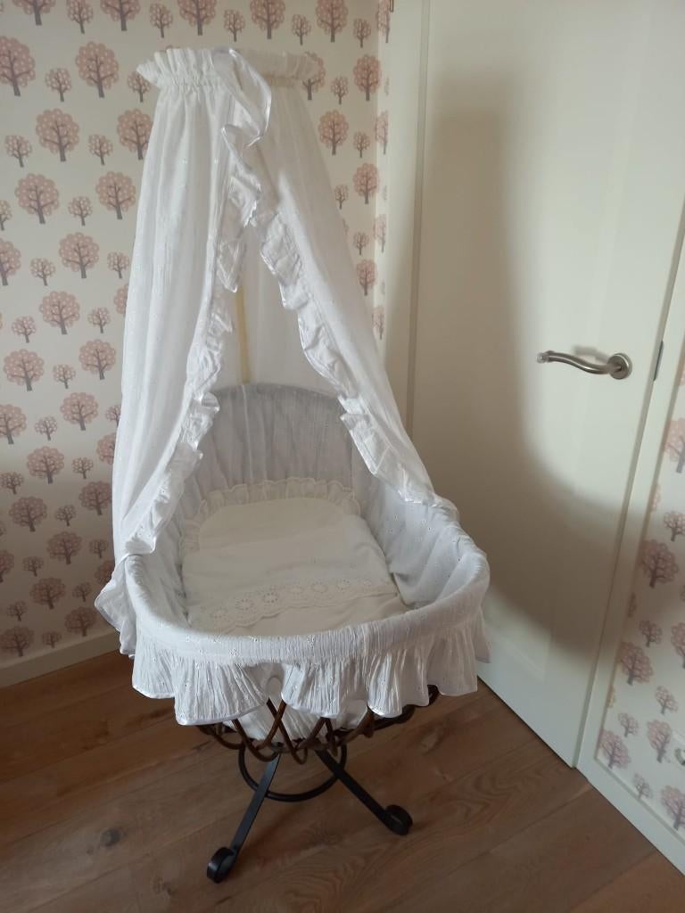 Vintage rotan wiegje met hemeltje - in goede staat, Ophalen, Gebruikt, Wieg