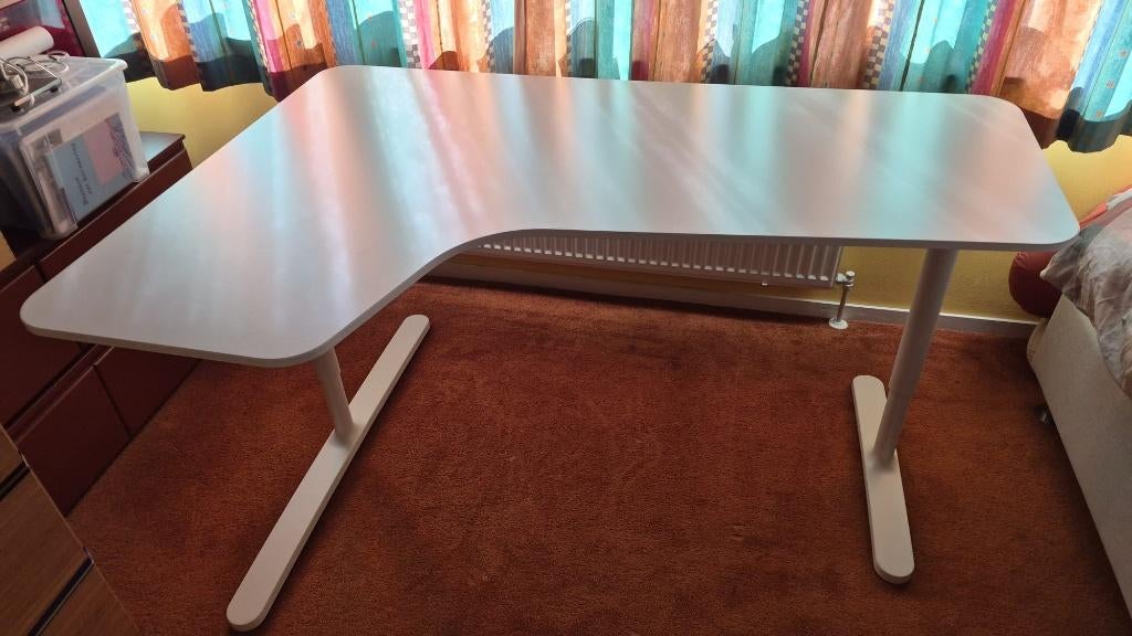 wit bureau Ikea Bekant, Ophalen, In hoogte verstelbaar, Zo goed als nieuw