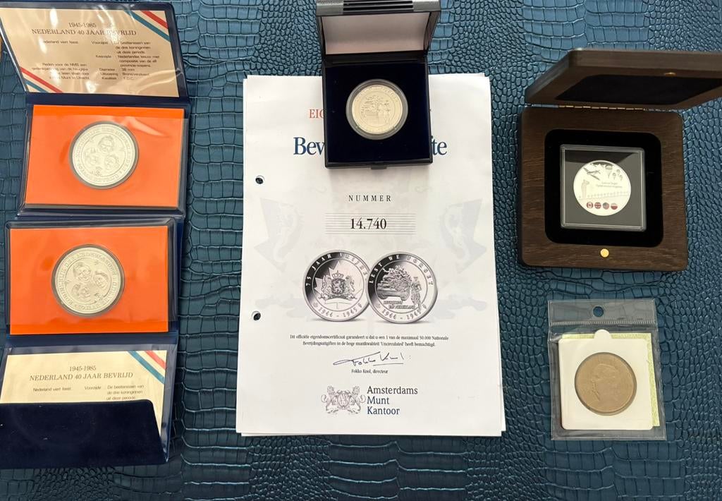 Bevrijdings / Herdenkings munten Collectie 1945–2015, Postzegels en Munten, Munten | Nederland, Setje, Overige waardes, Koningin Beatrix