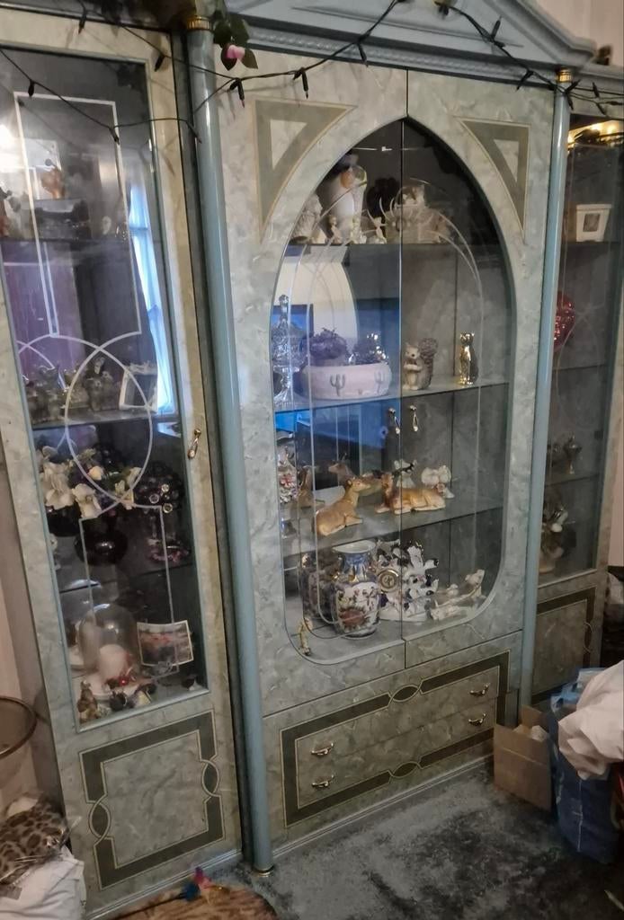 Gratis: 3-delige vitrinekast in blauwgroene marmerlook, Huis en Inrichting, Kasten | Vitrinekasten, Ophalen, Gebruikt, Met deur(en)