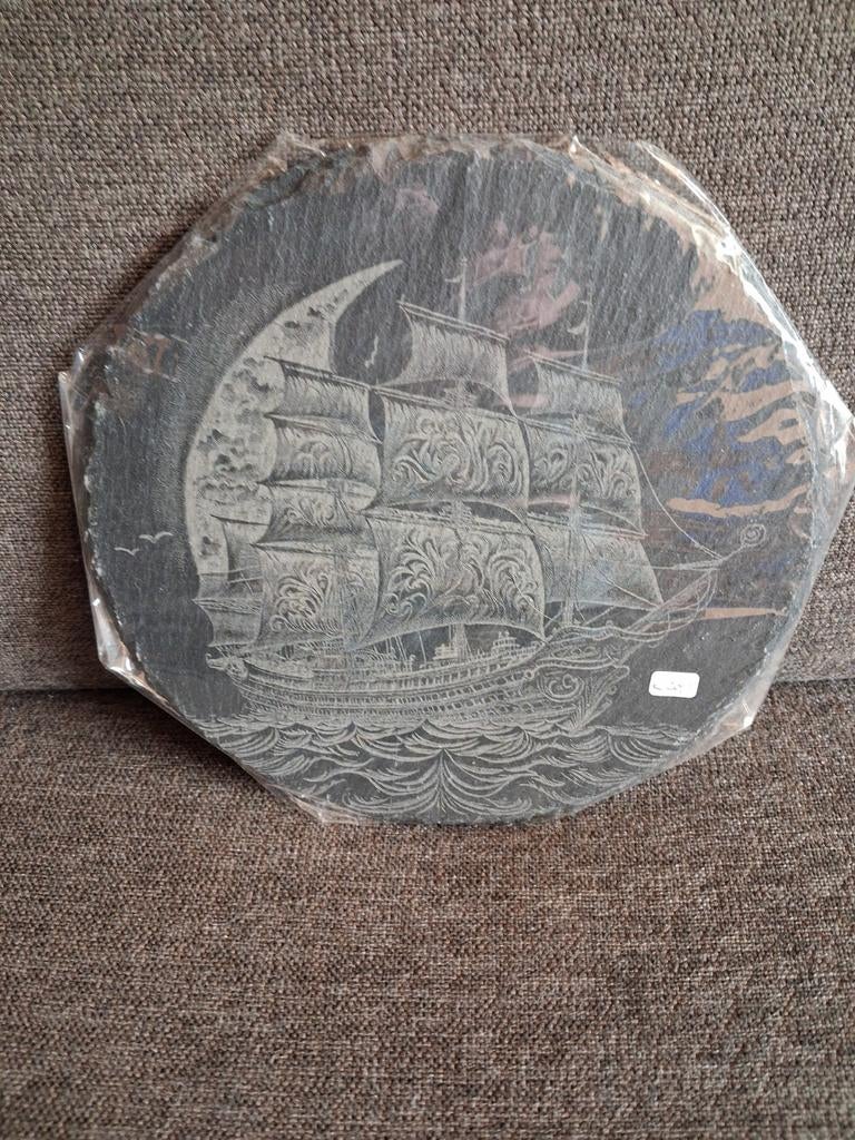 Leisteen 20cm rond  afb. Schip met zeilen, Ophalen of Verzenden, Glas of Kopje