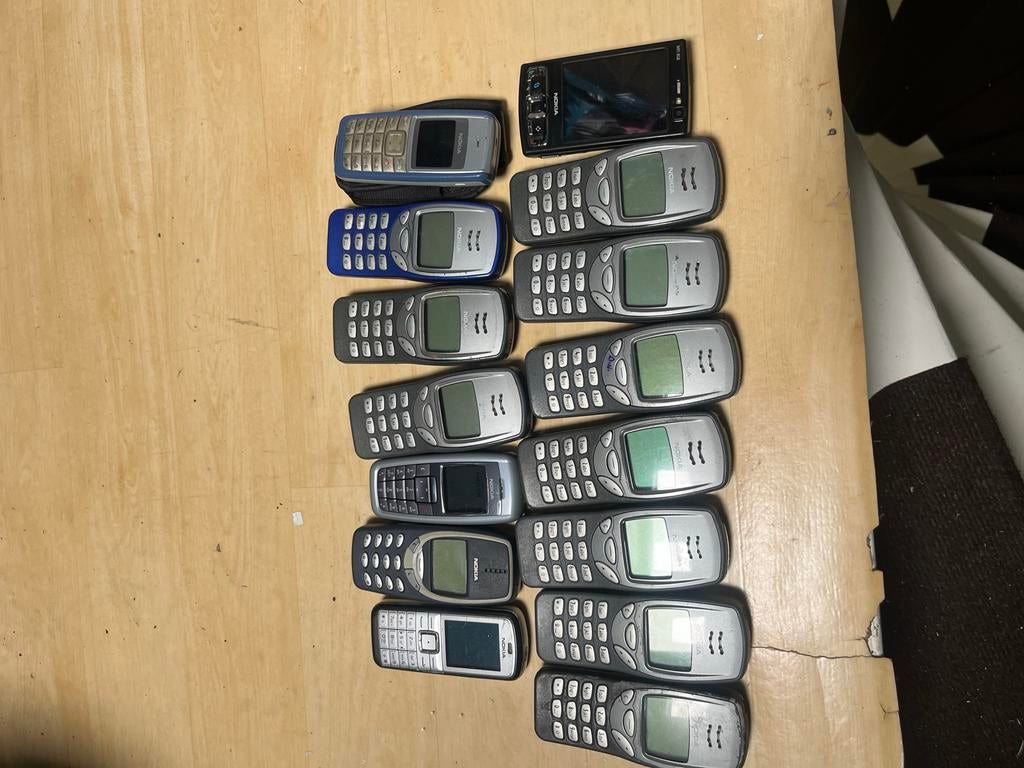 Nokia 3210 en andere 15 telefoons, Telecommunicatie, Mobiele telefoons | Nokia, Gebruikt, Overige kleuren, Geen camera, Fysiek toetsenbord