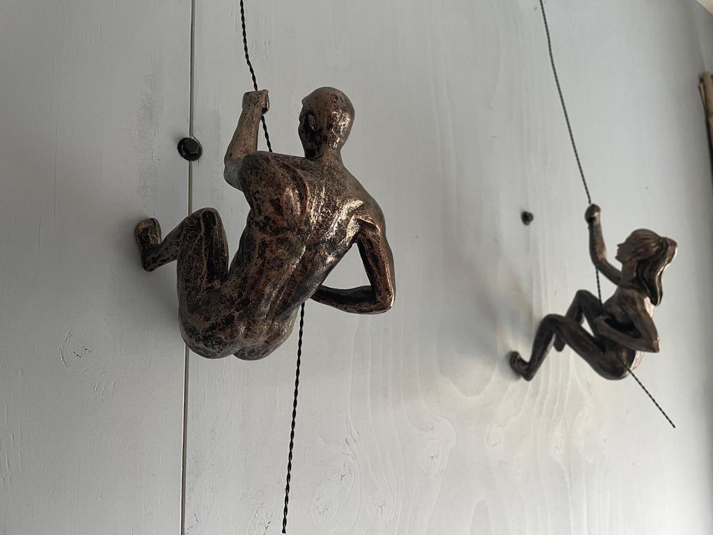 Klimmende Beelden - Man en Vrouw - Bronskleurig, Ophalen