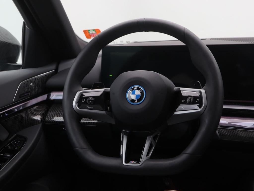 BMW 5 Serie 550e xDrive Touring (bj 2025, automaat), Auto's, BMW, Automaat, Gebruikt, Met garantie (alle), Overige brandstoffen