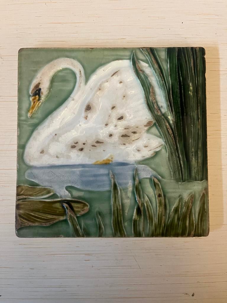 Tegel, Jügendstill geglazuurd, afbeelding van een zwaan, Antiek en Kunst, Antiek | Wandborden en Tegels, Verzenden