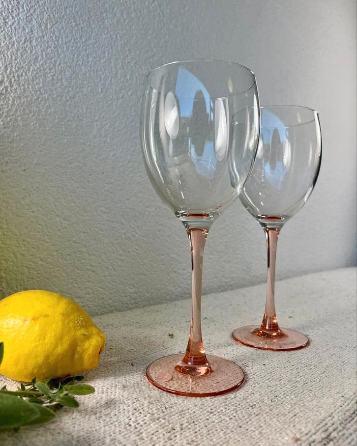 3 vintage rode wijnglazen met roze voet Luminarc, Verzamelen, Glas en Borrelglaasjes, Zo goed als nieuw, Overige typen, Ophalen of Verzenden