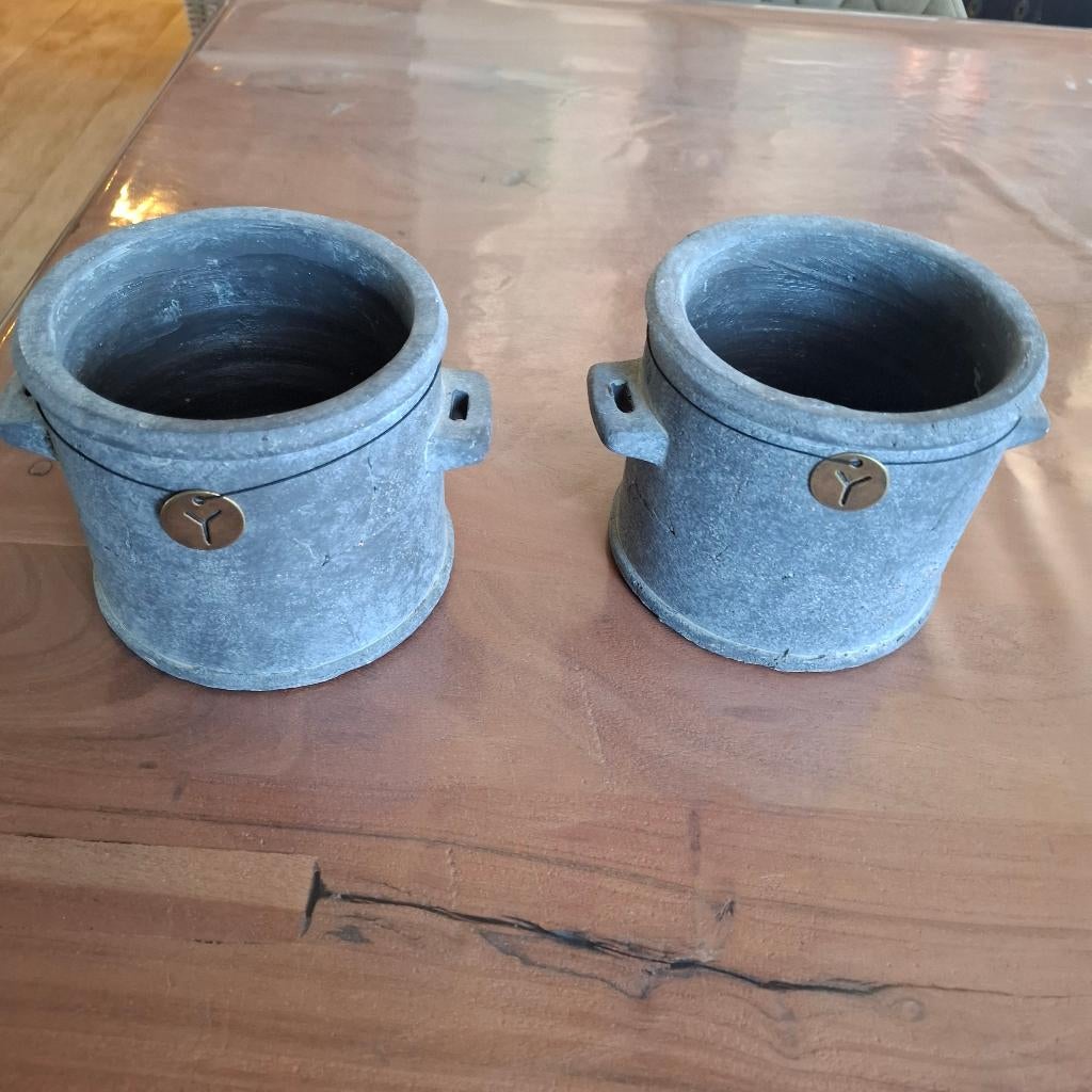 2 x Brynxz potjes, Huis en Inrichting, Woonaccessoires | Kandelaars en Kaarsen, Ophalen, Overige materialen, Gebruikt, Grijs