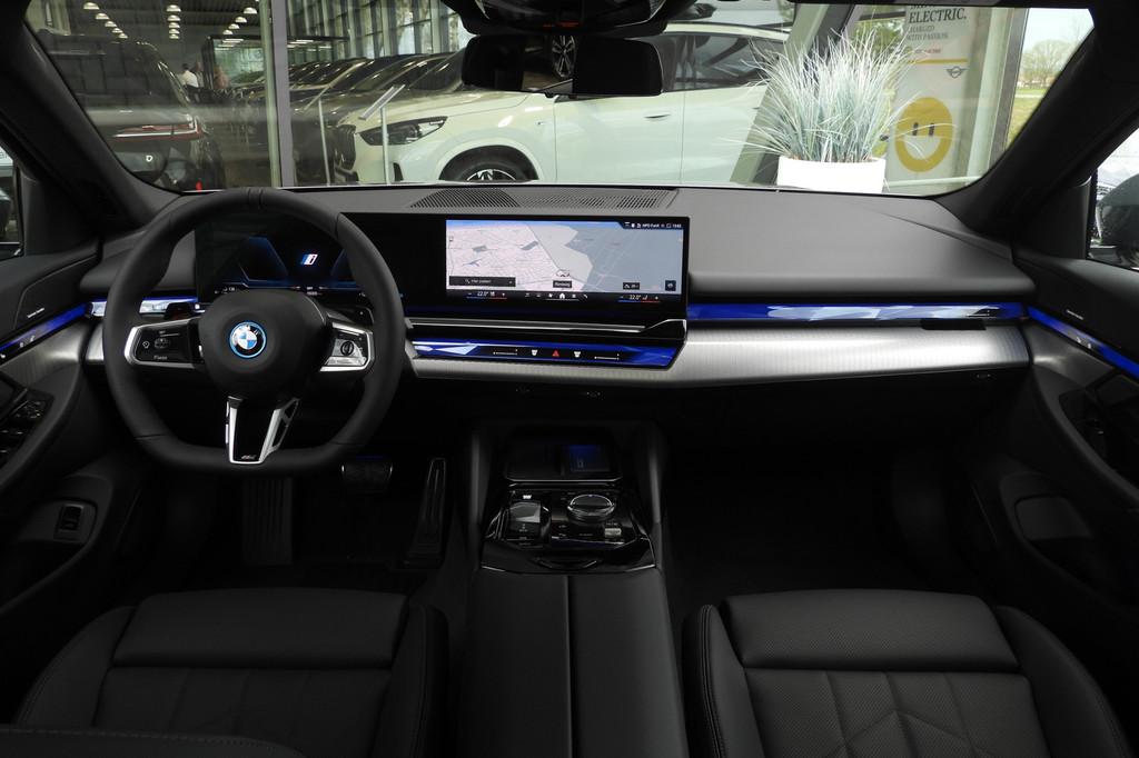 BMW 5 Serie 530e M Sport Automaat / Panoramadak / Trekhaak /, Automaat, 1998 cc, Achterwielaandrijving, Zwart