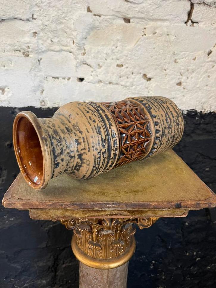 Vintage 60’s vaas Jasba bruin geglazuurde rand reliëf, Huis en Inrichting, Woonaccessoires | Vazen, Overige kleuren, Minder dan 50 cm