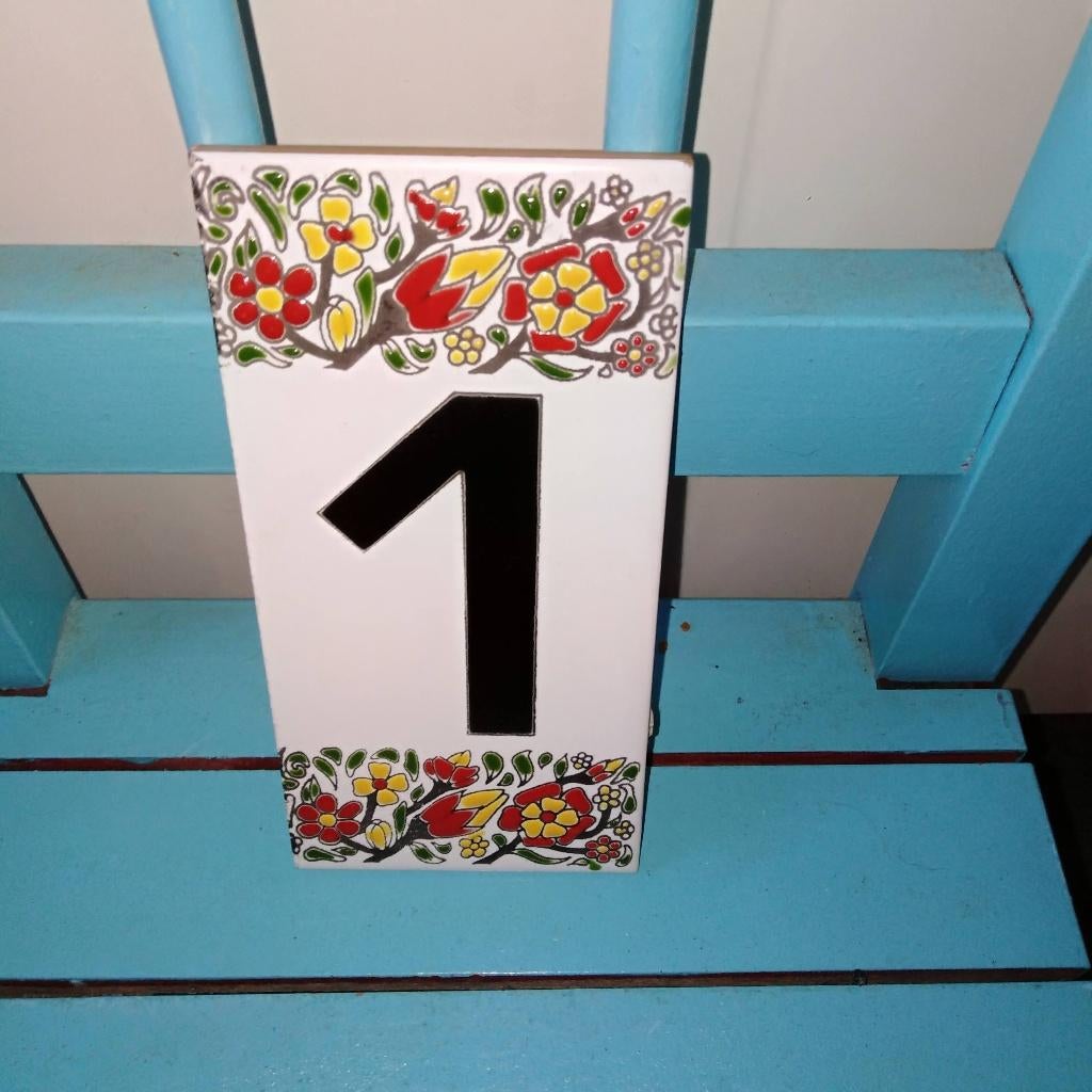 Spaanse keramische tegel met huisnummer 1, Ophalen of Verzenden, Gebruikt
